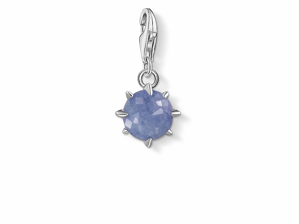 Charm-Anhänger von Thomas Sabo in Silber mit blauem Monatsstein für Dezember, facettierter Stein, von kleinen Spitzen umgeben, ideal für eine personalisierte Schmuckkollektion.