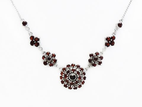Granat Collier Kette 40 cm aus Sterling Silber mit blühenden Granatschmuck-Elementen, gestaltet von Juwelier Harnisch, bietet eine elegante Ausstrahlung und stilvolles Design.