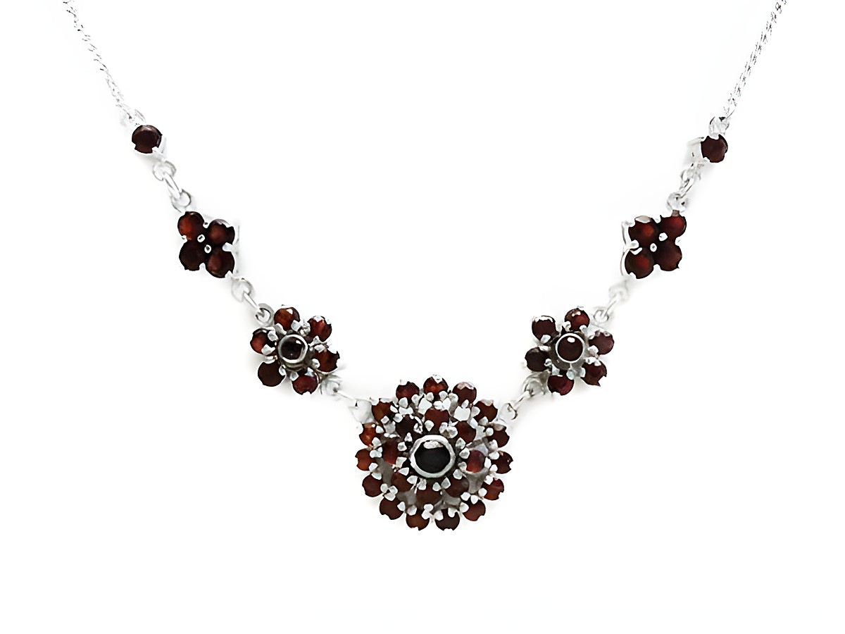 Granat Collier Kette 40 cm aus Sterling Silber mit blühenden Granatschmuck-Elementen, gestaltet von Juwelier Harnisch, bietet eine elegante Ausstrahlung und stilvolles Design.