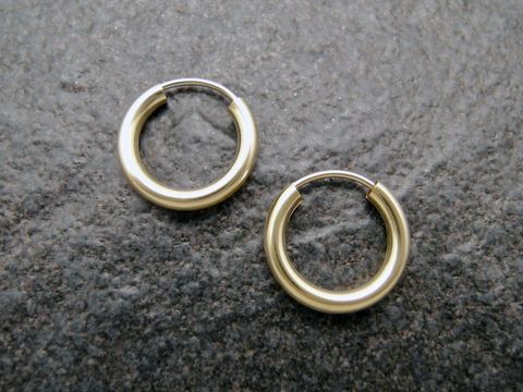 Gold Creolen 1,5 cm aus Gold 585 mit einer Breite von 2,5 mm, Hersteller Juwelier Harnisch, elegant und zeitlos, ideal für jeden Anlass, bis 15 mm Durchmesser.