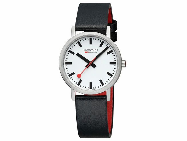 Die Mondaine Uhr Classic A660.30314.16SBBV hat ein 36 mm Gehäuse, ein weißes Ziffernblatt mit schwarzen Ziffern und rote Akzente sowie ein schwarzes Lederarmband mit roter Innenseite.