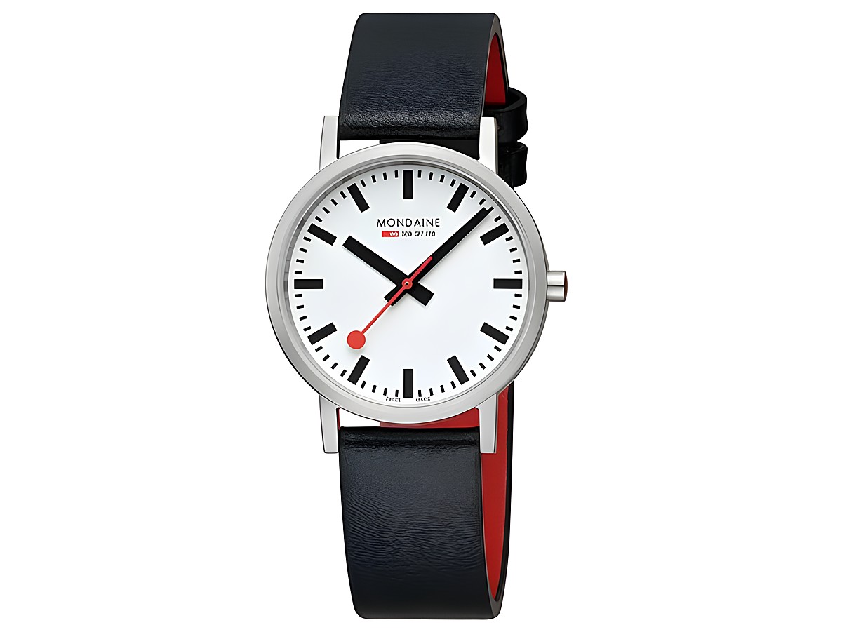 Die Mondaine Uhr Classic A660.30314.16SBBV hat ein 36 mm Gehäuse, ein weißes Ziffernblatt mit schwarzen Ziffern und rote Akzente sowie ein schwarzes Lederarmband mit roter Innenseite.
