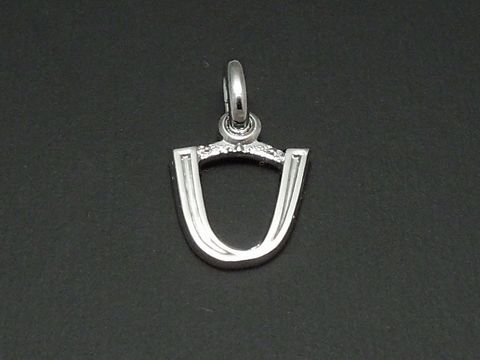 Ein silberner rhodierter Anhänger in Form des Buchstabens U mit feinen Details. Hergestellt vom Juwelier Harnisch, ideal für personalisierte Schmuckstücke.