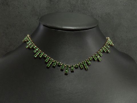 Edelsteinkette aus grünen Strasssteinen, Länge 43 cm, goldfarbene Fassung, handgefertigt vom Juwelier Harnisch. Verleiht jedem Outfit einen eleganten Akzent.