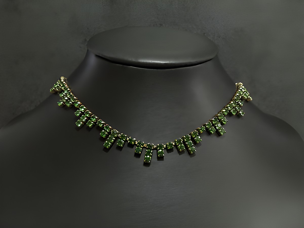 Edelsteinkette aus grünen Strasssteinen, Länge 43 cm, goldfarbene Fassung, handgefertigt vom Juwelier Harnisch. Verleiht jedem Outfit einen eleganten Akzent.