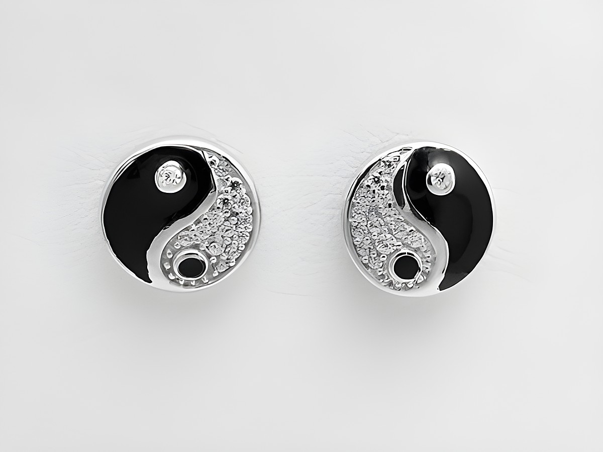 Ohrringe Yin & Yang aus Silber rhodiniert in Schwarz und Weiß mit Zirkonia und Lack, eleganter Ohrstecker von Juwelier Harnisch, ideal für vielseitige Looks.