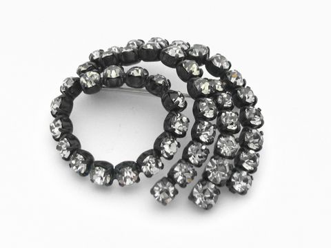 Strass Brosche in wunderschönem Weiß und Gefasst, neu vom Hersteller Juwelier Harnisch, mit funkelnden Strasssteinen, ideal für elegante Akzente.