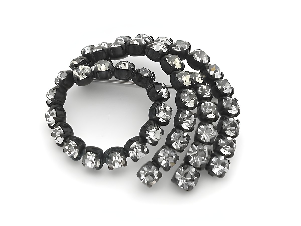 Strass Brosche in wunderschönem Weiß und Gefasst, neu vom Hersteller Juwelier Harnisch, mit funkelnden Strasssteinen, ideal für elegante Akzente.