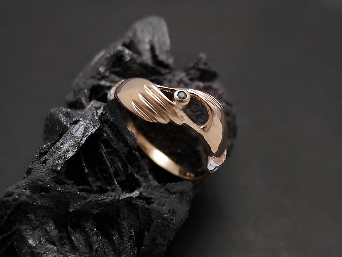 Gold Ring mit Gold 333 und Saphir in Größe 54, vom Hersteller Juwelier Harnisch, präsentiert auf einer dunklen Oberfläche. Ideal für Schmuckliebhaber.