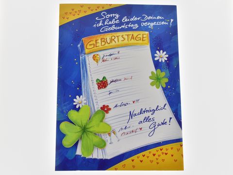 Geburtstagskarte mit einer bunten Gestaltung, auf der ein Geburtstagskalender abgebildet ist, umrahmt von Glücksklee und Blumen, sowie einem handgeschriebenen Text.