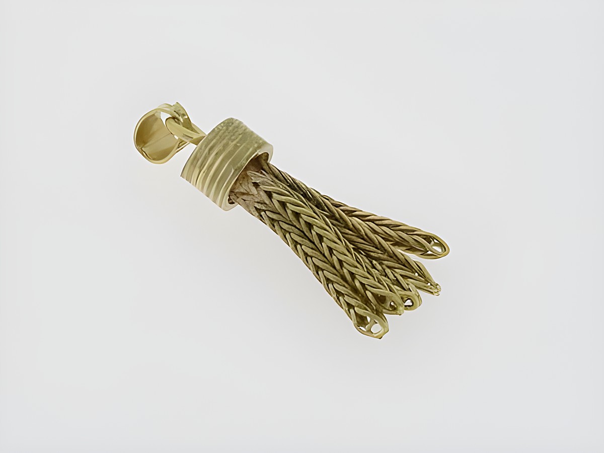 Gold Anhänger mit Quast aus 333 Gold, zeitloses Design, hergestellt von Juwelier Harnisch, elegant und vielseitig einsetzbar, ideal für individuelle Schmuckliebhaber.