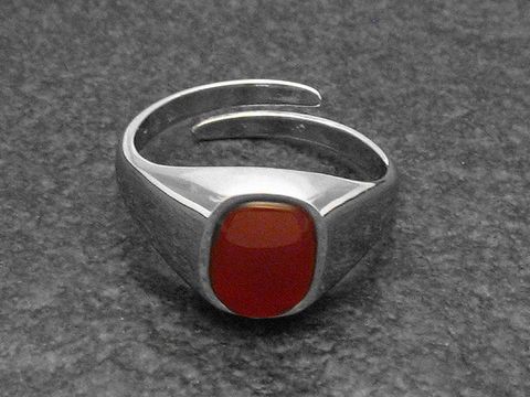 Silberring mit verstellbarer Größe und einem rhodinierten Karneolstein, elegant verarbeitet vom Juwelier Harnisch, ideal für modische Akzente.