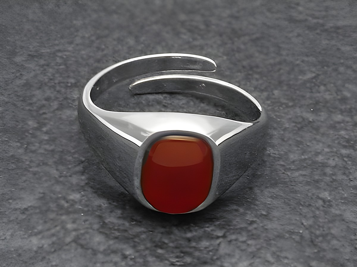 Silberring mit verstellbarer Größe und einem rhodinierten Karneolstein, elegant verarbeitet vom Juwelier Harnisch, ideal für modische Akzente.