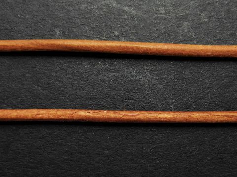 Braune Ziegenlederkette mit einer Länge von ca. 100 cm und einer Stärke von 1,2 mm, hergestellt von Juwelier Harnisch, ideal für Schmuckdesign oder Bastelprojekte.