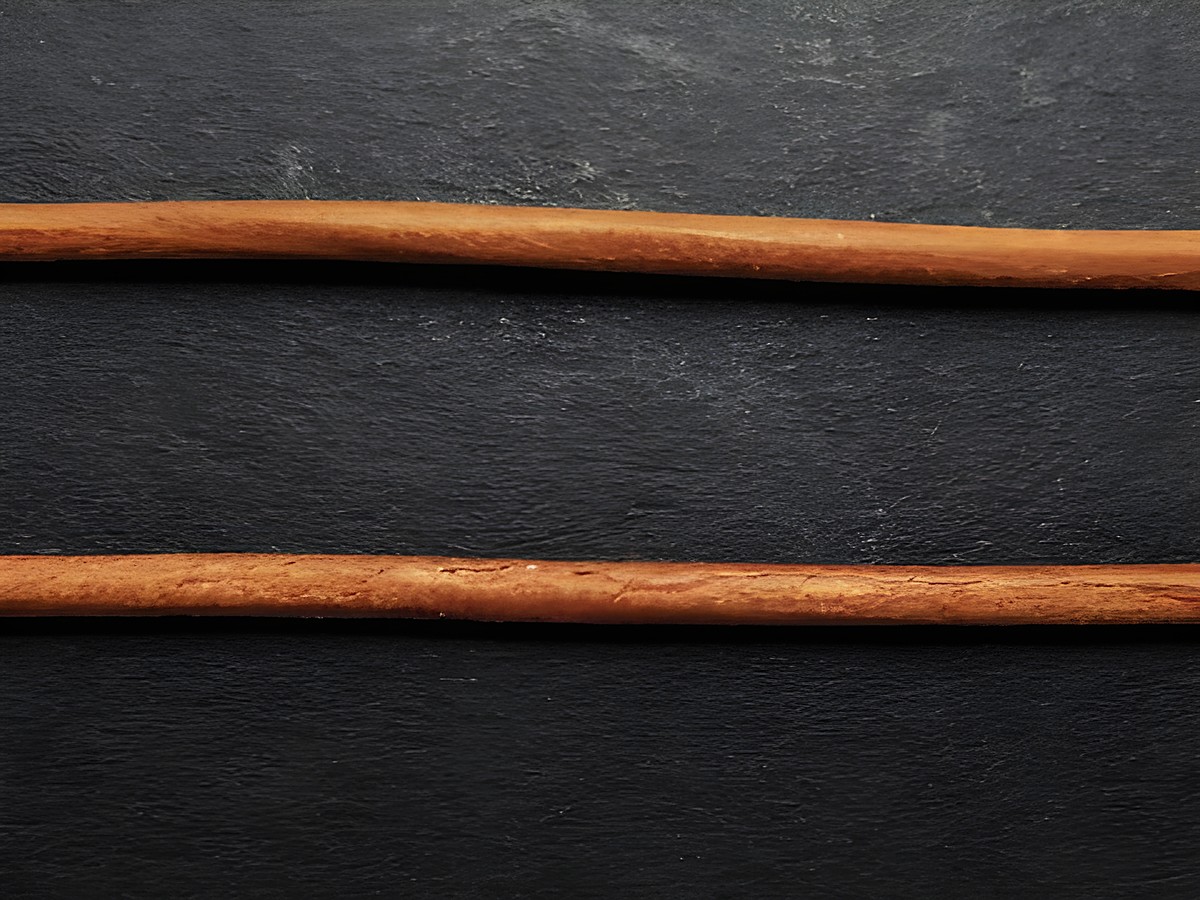 Braune Ziegenlederkette mit einer Länge von ca. 100 cm und einer Stärke von 1,2 mm, hergestellt von Juwelier Harnisch, ideal für Schmuckdesign oder Bastelprojekte.