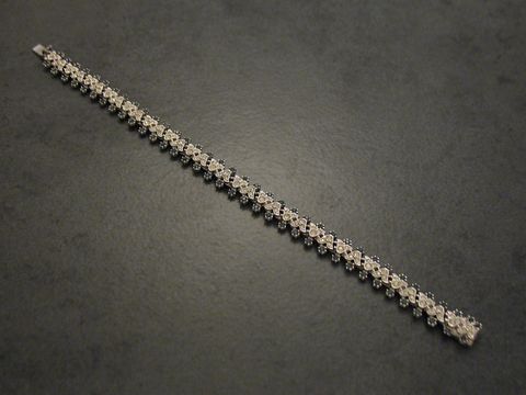Strass Armband in blau mit einer Länge von 17 cm und silberfarbenem Design, bezaubernd, Hersteller Juwelier Harnisch, ideal für elegante Anlässe, hochwertige Strassverarbeitung.