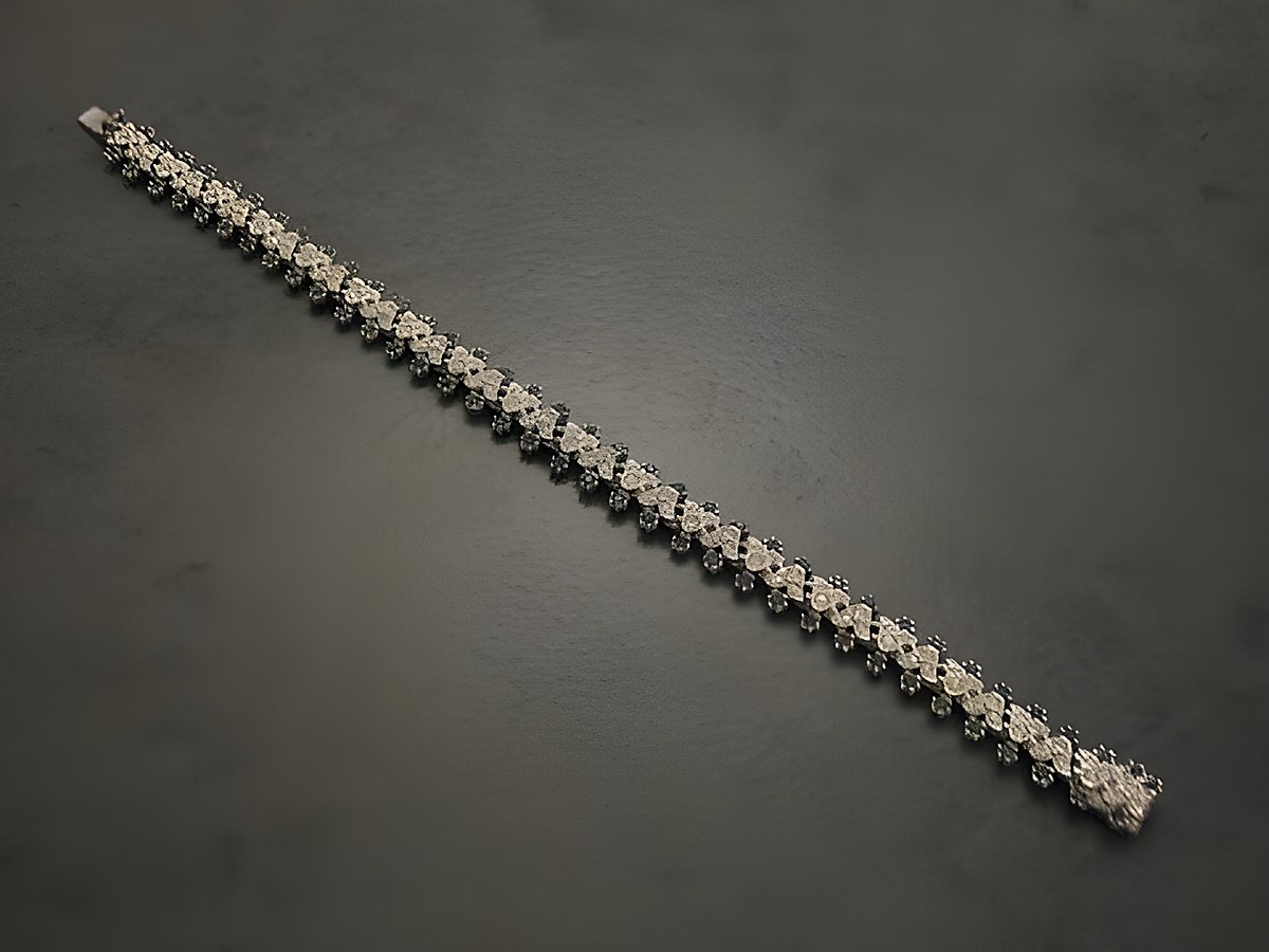 Strass Armband in blau mit einer Länge von 17 cm und silberfarbenem Design, bezaubernd, Hersteller Juwelier Harnisch, ideal für elegante Anlässe, hochwertige Strassverarbeitung. – Ansicht 2