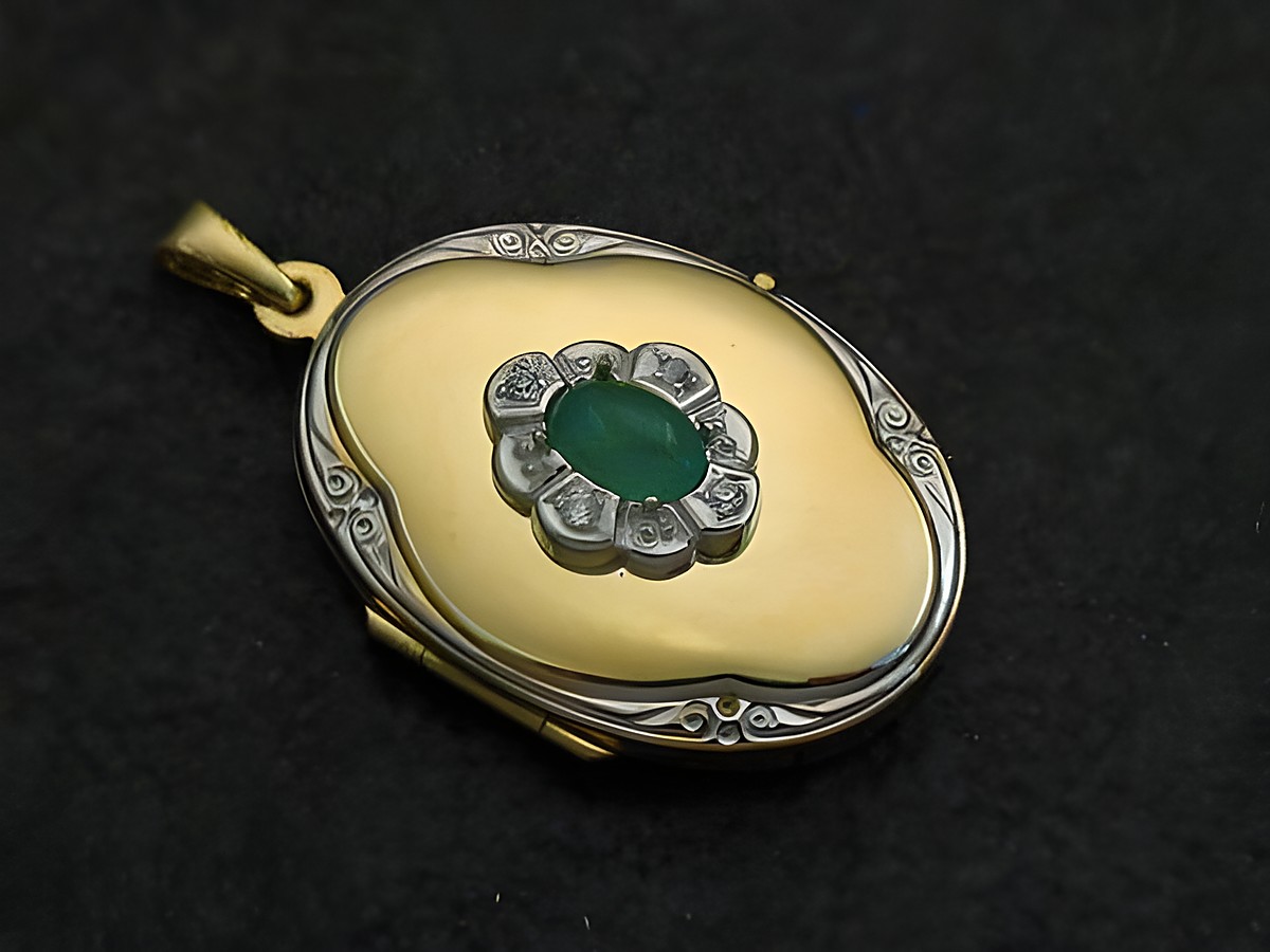 Smaragdgrüner Medaillon Cabochon in Gold 585 bicolor mit Brillanten, gefertigt von Juwelier Harnisch, Gelbgold 585, elegantes Schmuckstück auf schwarzem Hintergrund.