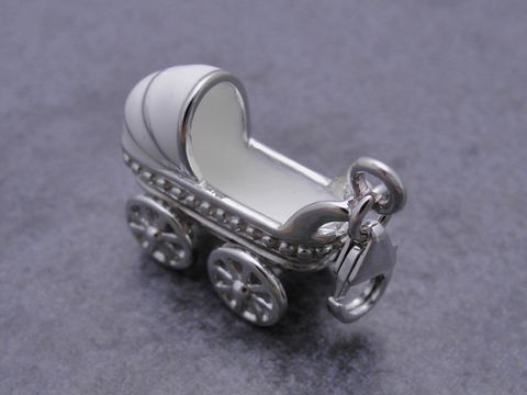 Silber Charms Anhänger in Form eines Kinderwagens, plastisch und dreidimensional gestaltet, gefertigt vom Juwelier Harnisch, ideal für Kinder.