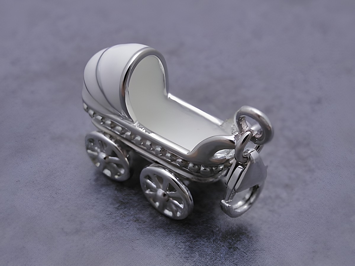 Silber Charms Anhänger in Form eines Kinderwagens, plastisch und dreidimensional gestaltet, gefertigt vom Juwelier Harnisch, ideal für Kinder.