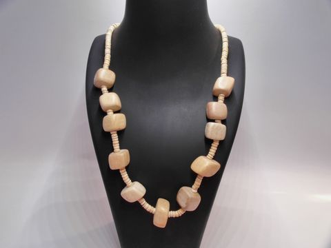 Naturbraune Holzkette mit Würfeln, Durchmesser 22 mm, Länge 60 cm, hergestellt von Juwelier Harnisch, idealer Holz Schmuck für jeden Anlass.