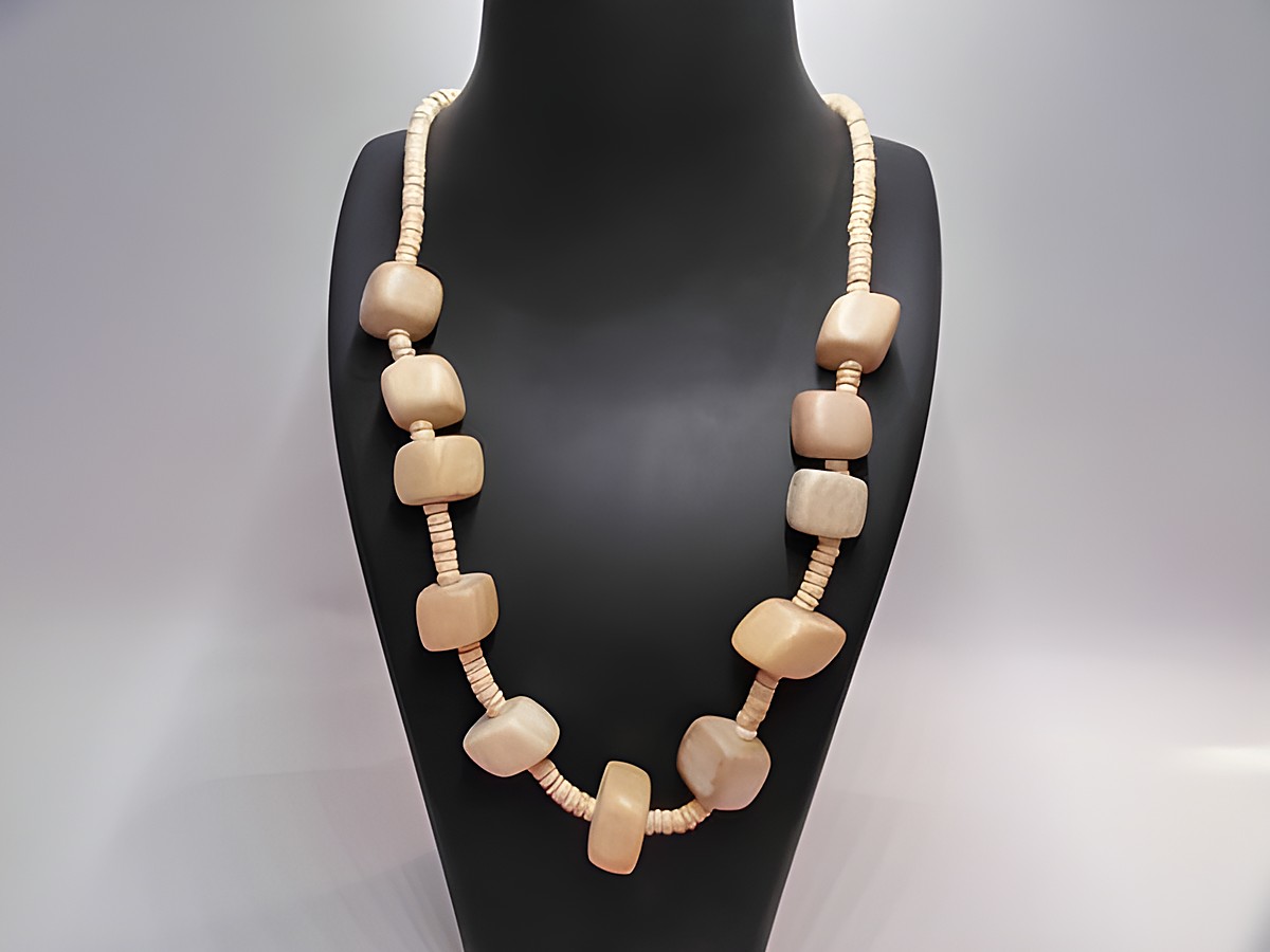 Naturbraune Holzkette mit Würfeln, Durchmesser 22 mm, Länge 60 cm, hergestellt von Juwelier Harnisch, idealer Holz Schmuck für jeden Anlass.