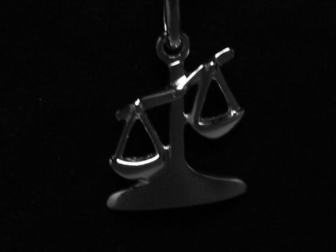 Anhängerschein mit dem Symbol der Waage, gefertigt aus poliertem 925 Sterling Silber, Hersteller Juwelier Harnisch, ideal für Liebhaber des Sternzeichens Waage.