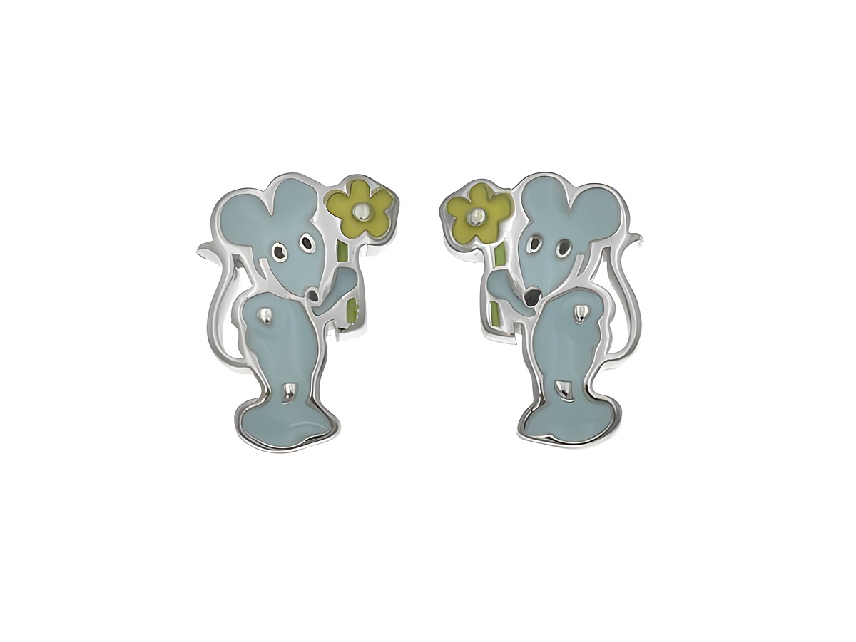 Ohrstecker aus Sterling Silber in Form einer Maus mit einer Blume, poliert und rhodiniert, mit Lack in Blassblau, Gelb und Grün, hergestellt von Juwelier Harnisch für Kinder.