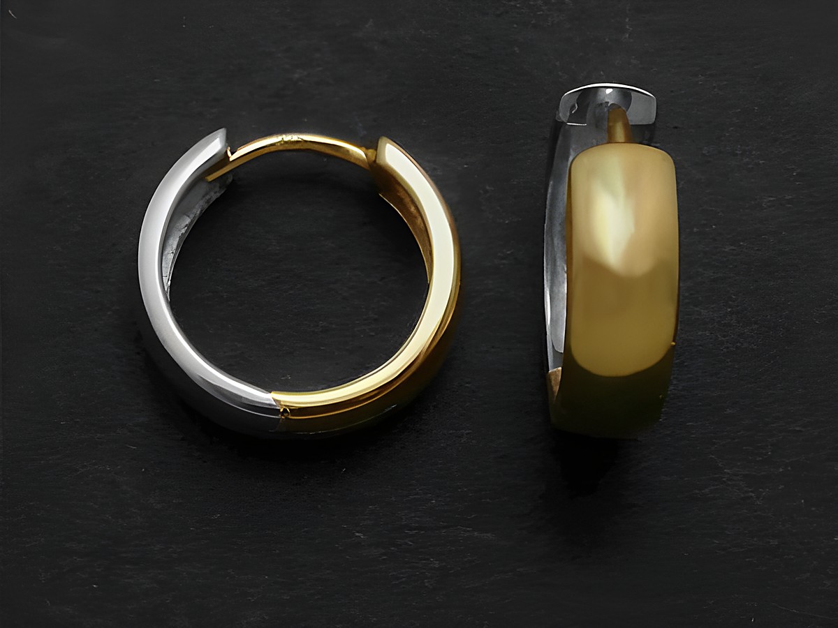 Bicolor Scharniercreolen aus 585er Gelbgold und Weißgold, Maße 1,4 cm x 4,2 x 2 mm, hergestellt von Juwelier Harnisch, mit einer Höhe bis 15 mm.