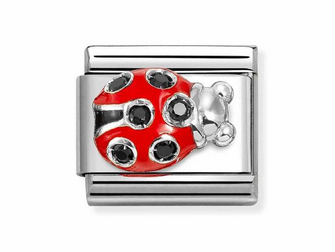 Ein silberner Charm mit einem roten Marienkäfer, verziert mit schwarzen Zirkoniasteinen und emaillierten Details in Weiß, von der Marke Nomination, Modell Classic Silber 330321.
