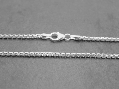 Silberkette Venezia aus Sterling Silber, rhodiniert, 50 cm lang und 2 x 2 mm breit, mit praktischem Karabinerverschluss, Hersteller Juwelier Harnisch.