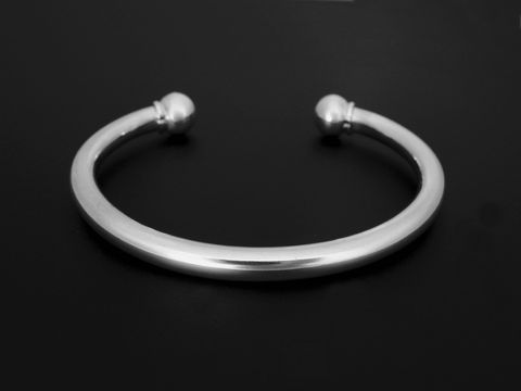 Silber Armreifen - 19 cm - unvergänglich, Hersteller Juwelier Harnisch, elegant und zeitlos, mit abgerundeten Enden, ideal für jeden Anlass und ein perfektes Accessoire.