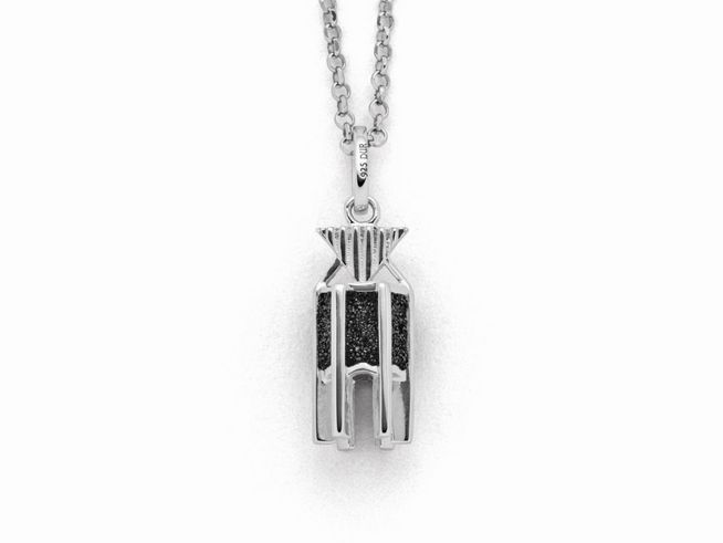 Sterling Silber Kette mit Lavasand Anhänger von DUR, Design inspiriert von Kap Norderney, Länge 45 cm, elegante und moderne Schmuckstück für jeden Anlass.