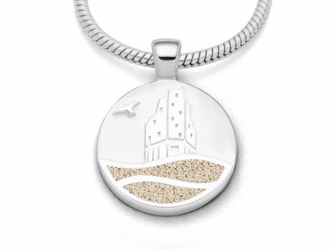 Ein runder Anhänger aus rhodiniertem Sterling Silber mit einer reliefartigen Darstellung eines Gebäudes und Wellen, gefüllt mit feinem Strandsand in Beige.