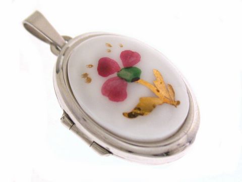 Blume Medaillon mit Cabochon aus Sterling Silber, verziert mit einem floralem Design in Rosa und Goldtönen, Hersteller Juwelier Harnisch. Elegantes Schmuckstück für besondere Anlässe.