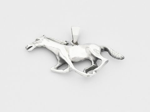 Anhänger in Form eines rennenden Pferdes aus Sterling Silber, ideal für den Reitsport, hergestellt vom Juwelier Harnisch, ein wunderschönes Schmuckstück für Tierliebhaber.