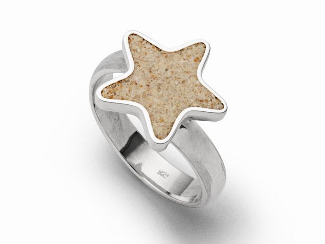 Sterling Silber Ring mit Sandseestern Design, die Oberfläche zeigt feinen Strandsand, ideal für Strandliebhaber und im maritimen Stil. Erhältlich in weiteren Größen.