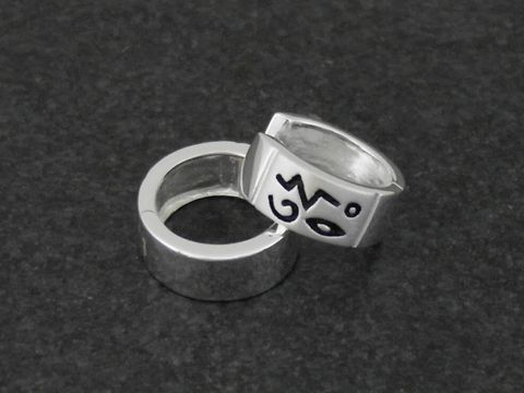 Creolen aus mystischem Sterling Silber, poliert und mattiert, hergestellt von Juwelier Harnisch, Durchmesser bis 15 mm, in elegantem Design mit einem besonderen Muster.