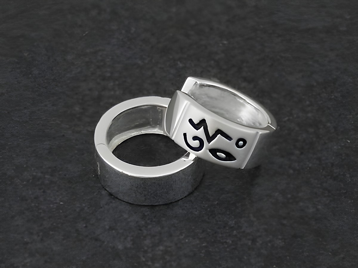 Creolen aus mystischem Sterling Silber, poliert und mattiert, hergestellt von Juwelier Harnisch, Durchmesser bis 15 mm, in elegantem Design mit einem besonderen Muster. – Ansicht 2