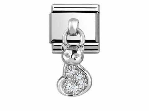 Das Bild zeigt einen silbernen Charm in Form einer Katze mit Zirkonia besetzt, hergestellt von Nomination, Modellnummer 331800 18, ideal für charmante Armbanddesigns.