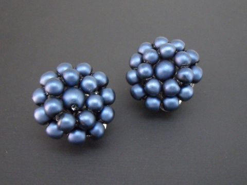 Ohrclip in dunkelblau mit Perlentraum aus silberfarbenen synthetischen Zuchtperlen seidenmatt, Hersteller Juwelier Harnisch, elegante und stilvolle Accessoires für jeden Anlass.