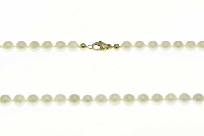 Perlenkette 41 cm in Weiß aus Süßwasser Zuchtperlen mit klassischem Design und einem sicheren Verschluss von Juwelier Harnisch. Ideal für elegante Anlässe.