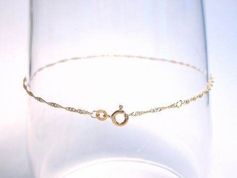 Fußkettchen aus Gold 333 in einer Länge von 23 bis 25 cm, gefertigt aus einer feinen Kordelkette, mit einem sicheren Karabinerverschluss von Juwelier Harnisch.