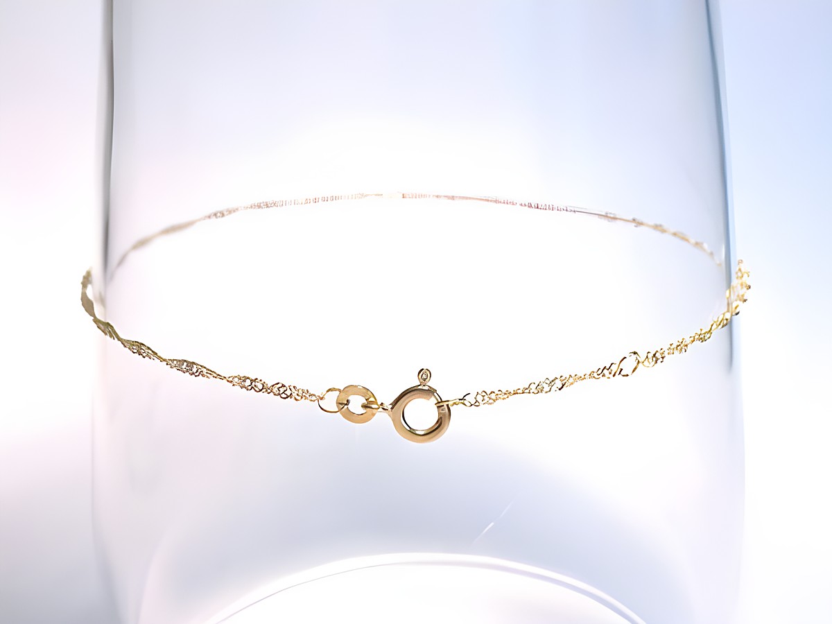 Fußkettchen aus Gold 333 in einer Länge von 23 bis 25 cm, gefertigt aus einer feinen Kordelkette, mit einem sicheren Karabinerverschluss von Juwelier Harnisch.