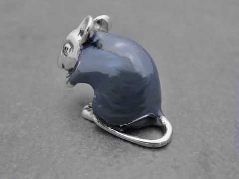 Silberne Mausfigur stehend, rhodiniert und plastisch gestaltet, Höhe 24,5 mm, von Juwelier Harnisch, aus echtem Silber. Ideal als Schmuckstück oder Sammlerstück.