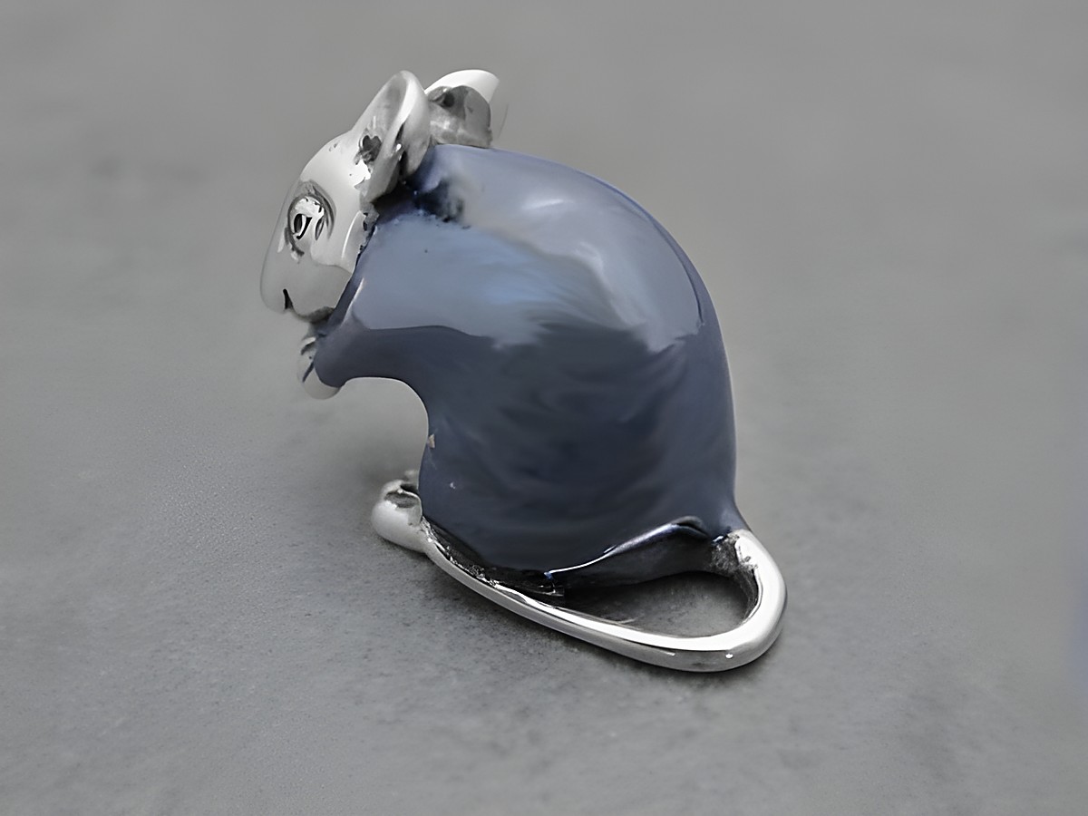 Silberne Mausfigur stehend, rhodiniert und plastisch gestaltet, Höhe 24,5 mm, von Juwelier Harnisch, aus echtem Silber. Ideal als Schmuckstück oder Sammlerstück. – Ansicht 2