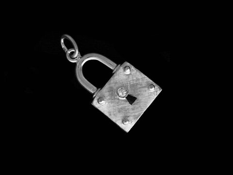 Weißgold Anhänger in Form eines Schlosses, verführerisch gestaltet mit einem Brillant, 585 Weißgold, Hersteller: Juwelier Harnisch, ideal für besondere Anlässe.