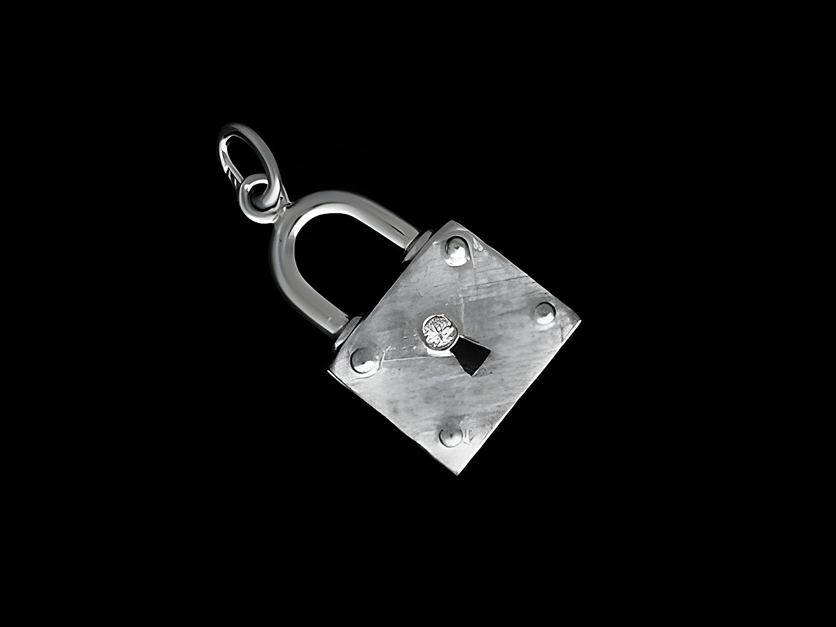 Weißgold Anhänger in Form eines Schlosses, verführerisch gestaltet mit einem Brillant, 585 Weißgold, Hersteller: Juwelier Harnisch, ideal für besondere Anlässe.