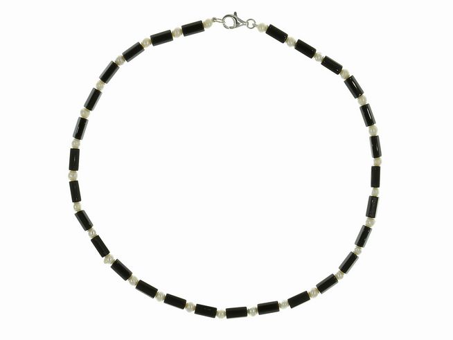 Schwarze Steinkette aus Onyx und weißen Süßwasser-Zuchtperlen, 44 cm lang, mit silbernem Verschluss, von Juwelier Harnisch. Elegant und vielseitig für jeden Anlass.