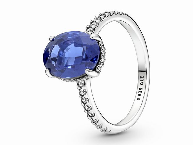 Funkelnder Pandora Ring aus Sterlingsilber mit ovalem, buntem Kristall in der Mitte und zarten Verzierungen an den Seiten, Größe 58, Modellnummer 190056C01-58.